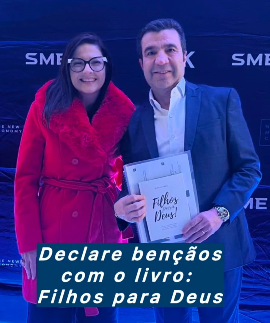 Adriana Cabral e João Kepler com o livro Filhos para Deus, no evento Na Mesa com JK